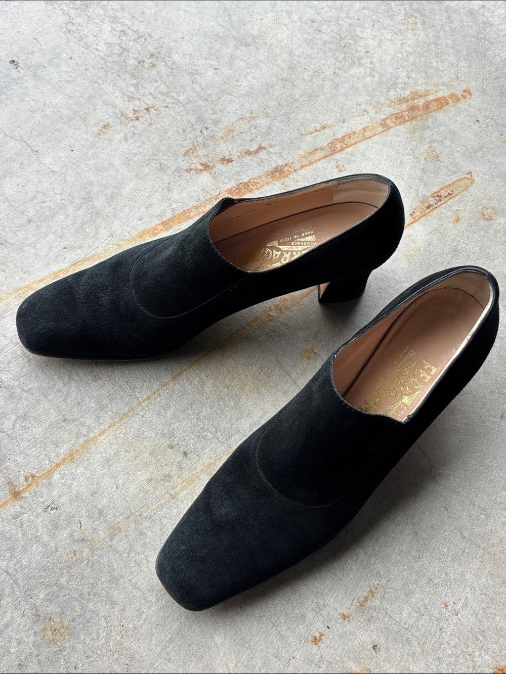 Salvatore Ferragamo Vintage Black Suede Low Block Heel Pumps Old Money size 9AA
